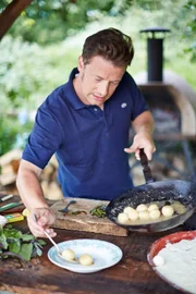 Jamie Oliver wagt einen kleinen Ausflug in die italienische Küche und zaubert Butter-Salbei-Gnudi ...