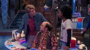 Henry Hart (Jace Norman, r.), Schwoz (Michael D. Cohen, m.) und Charlotte Page (Riele Downs, r.)