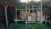 Kein Esszimmer, kein Schlafzimmer, alles ist offen: Im italienischen Küstenort Fregene steht die Casa Albero, ein "Baumhaus" aus Beton. Ferien im Kiefernwald. Oder doch im Bunker?