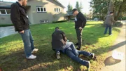 An der kanadischen Grenze haben die Beamten alle Hände voll zu tun - die Grenzbeamten haben jedoch erprobte Spürnasen und wissen genau, welcher der täglich fast 20.000 Reisenden sich verdächtig macht ...