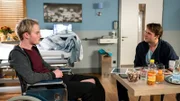 Rafael Schmitz (Pierre Kiwitt, l.) wurde nach einem Autounfall im Johannes-Thal-Klinikum aufgenommen. Er besucht seinen Sohn Ilja (Emil von Schönfels), der zur Reha ebenfalls in der Klinik ist.