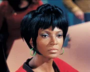 Kommunikationsoffizier Lieutenant Nyota Uhura (Nichelle Nichols) versteht sich gut mit ihren männlichen Kollegen.