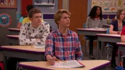 Vorne, l-r: Jasper Dunlop (Sean Ryan Fox), Henry Hart (Jace Norman)