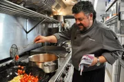 Regionalkoch Alfredo Molinet bereitet sein „Frito Mallorquin“ zu.