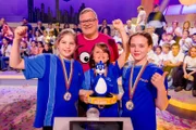 Das blaue Rateteam aus Zorneding/Deutschland bejubelt mit dem Piet-Flosse-Pokal den Sieg bei "1, 2 oder 3".