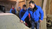 „Mission Besenrein“ unter enormem Zeitdruck: Die Geschwister Bernhard (43, 2.v.re.) und Gabriele (51, li.) haben von ihrem Vater einen großen Vierkanthof in Oberbayern geerbt: 2.000 Quadratmeter voller Trödel, Autos, Musikboxen, Spielautomaten, Schrott und Müll. Alles muss so schnell wie möglich zu Geld gemacht oder entsorgt werden, denn die Geschwister haben den Vierkanthof bereits verkauft. Eine echte Mammutaufgabe für RTL II-Trödelprofi Mauro Corradino (re.).