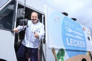 Johann Lafer am Küchen-Truck.