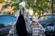 Die hochschwangere Zoe Sherbaz (Melina Fabian, l.) kommt mit Tochter Mira zum Johannes-Thal-Klinikum. Die Tochter von Dr. Leylas Sherbaz hat Stress mit ihrem Freund Andy und ist vor den Vermittlungsversuchen ihrer Mutter aus London geflohen.