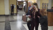 L-R: Neil Bremer (Ted Danson), Susan (Natalie Morales) und Arpi Meskimen (Holly Hunter).
