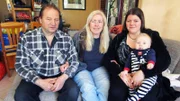 Wolfgang (58) und seine Frau Andrea (56, Mitte) leben in einem einzigen Trödellager. Der Leiharbeiter hat über Jahre hinweg unüberschaubare Mengen an Trödel angesammelt und damit Wohnung und Schrebergarten gefüllt. Manche Räume kann das Paar ohne größere Räumarbeiten längst nicht mehr betreten. (Foto, re.: Tochter Katrin mit Baby)