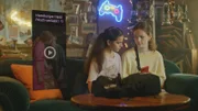 Ob das echt ist? Leo zeigt Jasina ein Video von Moritz.