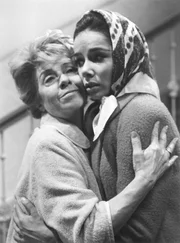 L-R: Käthe Scholz (Inge Meysel), Doris Wichmann (Monika Peitsch)