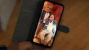 Mit diesem Foto vom maskierten Entführer und seinem Opfer soll die Ehefrau des Mannes erpresst werden.