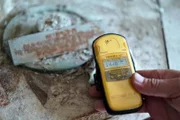 Auf dem Tresen des Krankenhauses von Prypjat liegt ein Stück der Ausrüstung eines Ersthelfers. Auch 34 Jahre nach der Katastrophe ist es noch hochradioaktiv.