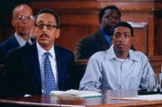 Verteidiger Halpert (Gregory Hines, 2.v.li.) geht klar von einer Diskriminierung seines Mandanten Stevie Thomas (Chad Tucker, re.) von Seiten der Polizei aus. Er sieht in der Ungleichbehandlung der Polizei einen mildernden Umstand und Aussichten auf einen Freispruch für Stevie...