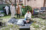 Die Erste Kriminalhauptkommissarin Martina Seiffert holt beim Leiter der KTU und dem Leiter der Rechtsmedizin die ersten Ermittlungserkenntnisse ein, während die Spurensicherer den Tatort durchleuchten.