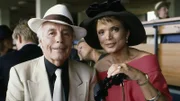Zieleinlauf auf der Pferderennbahn: "Moneymaker" macht seinem Namen alle Ehre. Das ruft bei Julia und Konsul van Daalen eher gemischte Gefühle hervor.