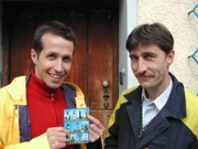 Willi Weitzel (links) ist mit dem Postboten unterwegs. Er verfolgt den Weg einer Postkarte ab dem Einwurf.