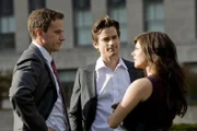 L-R: FBI-Agent Peter Burke (Tim DeKay), Neal Caffrey (Matt Bomer), Elizabeth Burke (Tiffani Thiessen)