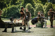Die Kamerad*innen Leyla Demir (Sinem Kavus, 2.v.l.) und Rutger de Man (Josha Stradowski, l.) kommen sich beim Krafttraining näher.
