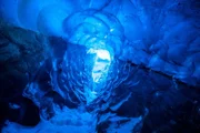 Gletschermühlen sind spiralwandige Hohlformen im Eis.
