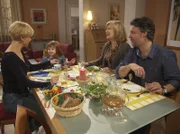 Beim gemeinsamen Abendessen berichtet Eva Globisch (Heidemarie Wenzel, 2.v.re.) ihrer Tochter Kathrin (Andrea Kathrin Loewig, li.) und deren Freund Tobias Wagner (Gian Rupf, li.) über die gute Wirkung ihrer Alzheimer Medikamente. Die kleine Hanna Globisch (Helene Burczik) freut sich über die versammelte Familie. Eva will ihrer Tochter nicht zur Last fallen und schon gar nicht der Grund dafür sein, dass sie nicht mit Tobias zusammenziehen kann.
