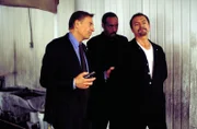 In dem Glauben, nicht zwei Mal für die gleiche Tat verurteilt werden zu können, gibt Reynaldo Celaya (Otto Sanchez) die Tat zu. Doch Briscoe (Jerry Orbach, li.) und Green (Jesse L. Martin) haben interessante Neuigkeiten für ihn...