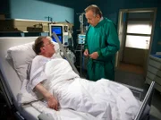 Gerald Dornhäuser (Peter Sodann, links) ist mit einer Unterschenkelfraktur in die Sachsenklinik eingeliefert worden. Während der Operation hatte er jedoch einen schweren Herzinfarkt. Prof. Simoni (Dieter Bellmann) besteht auf weitere Untersuchungen, doch Dornhäuser läuft die Zeit davon.