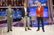 Moderator Jörg Pilawa (M.) mit den Kandidaten des Teams „Jäger“: Sebastian Jacoby (l.) und Dr. Thomas Kinne (r.), beide Jäger bei "Gefragt - Gejagt".