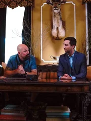 Jason Hawes zeigt seinen Kunden Jerrett New, was sie während ihrer Ermittlungen gehört haben.