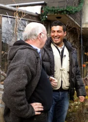 Klaus (58) hat das Haus in einen Altar für seine verstorbene Frau Anita verwandelt. Nicht nur jede Menge Fotos, auch ihre Puppen- und Bärensammlungen sind überall verteilt. Sogar Anitas Kleider hängen noch bei Klaus im Schrank - keine leichte Aufgabe für den Trödelexperten Sükrü Pehlivan (re.).