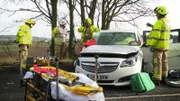 Die Ärzte und Sanitäter des Yorkshire Air Ambulance Service retten Menschen aus dem verunglückten Auto.