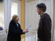 Als Tobias Wagner in Kathrin Globischs Wohnung kommt, kann sich Eva Globisch nicht mehr an ihn erinnern. Sie hält ihn trotz seiner Erklärungsversuche für einen Einbrecher und bedroht ihn mit einem großen Küchenmesser.