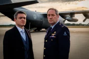Verteidigungsminister Marco de Laan und General Roderick Walema versuchen, einen Streit mit Russland zu vermeiden.