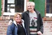 Kerstin (48) und Günther (56) haben genug von ihrer kleinen Zweiraumwohnung unterm Dach. Also begeben sie sich auf die Suche nach einem kleinen und vor allem eigenen Häuschen für die Zukunft.