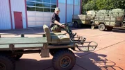Der Mechaniker prüft das Lenkrad.