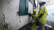 Das Rettungsteam versucht, das Fenster zu öffnen.