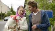 Fritz Fuchs (Guido Hammesfahr, r.) bekommt Besuch seiner Sandkasten-Freundin Dorle (Tessa Mittelstaedt, l.). Sie ist jetzt eine berühmte Schauspielerin und bringt ihre Filmpartnerin Gloria mit - eine Gans.