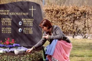Rosi (Brigitte Walbrun) merkt, dass sie eine Entscheidung treffen muss.