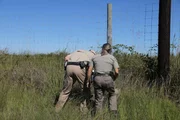 Wardens Chelsea (r.) and Ben Bailey (l.) looking at deer.