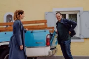 Annalena (Heidrun Gärtner) wird klar, dass lange Couchabende für Mikes (Harry Blank) Rückenprobleme eher suboptimal sind.