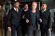 ARD/HR TATORT: DER TURM, Fernsehfilm, Deutschland 2018, Buch und Regie: Lars Henning, am Mittwoch (26.12.18) um 20:15 Uhr im ERSTEN. Paul Brix (Wolfram Koch) und Mitarbeiter des Sicherheitspersonals (Komparsen). © HR/Degeto/Bettina Müller, honorarfrei - Verwendung gemäß der AGB im engen inhaltlichen, redaktionellen Zusammenhang mit genannter HR-Sendung bei Nennung "Bild: HR/Degeto/Bettina Müller" (S2). HR/Pressestelle, Tel: 069/155-4954, Fax: -3005