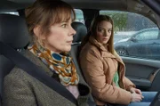 Der Moment vor dem Verschwinden: Deborah (Milena Dreissig) fährt mit ihrer Tochter Amelie (Charlotte Lorenzen) zum Supermarkt.