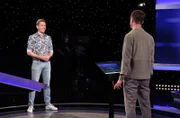 Moderator Alexander Bommes mit dem Kandidaten Tim Münstermann.