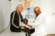 Privatklinik Sprechzimmer: Edwin (Tilo Prückner, l.) philosophiert vor Prof. Braumöller (MuraliPerumal, r.).
