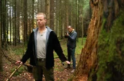 Jerry Paulsen (Peter Marton, r.) nimmt Markus von Mahnfeld (Martin Wißner, l.) die Waffe ab – Monika war's nicht, behauptet er.
