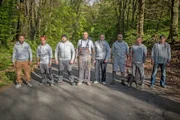 Groß, muskulös und am ganzen Körper tätowiert - wenn man Ralf Seeger (4.v.l.) und seine Freunde sieht, könnte man Angst bekommen. Doch ihre Vergangenheit als Fremdenlegionär, Knast-Insasse oder Boxer haben die "Harten Hunde" längst hinter sich gelassen. In der Tierschutz-Doku "Harte Hunde - Ralf Seeger greift ein" unterstützt die unkonventionelle Truppe jede Woche ein anderes Tierschutz-Projekt in Not und sorgt für schnelle, unbürokratische Hilfe.