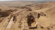 Selbst im Tod wird die Verbundenheit der Ägypter zum Nil deutlich. In unmittelbarer Nähe zu den Pyramiden finden sich ovale Gruben, in denen seetüchtige Schiffe beigesetzt wurden.