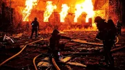 Ein Team von Feuerwehrleuten löscht einen Großbrand