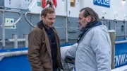 Bernhard Metzger (Markus John, re.) klärt seinen Kollegen Michael Brandt (Anton Spieker, li.) über den Leichenfund auf.